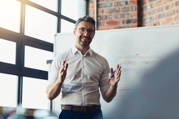 ilustrasi pria presentasi