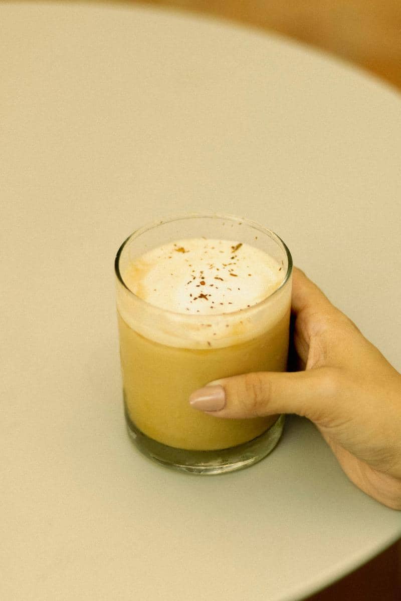 ilustrasi cinnamon butterscotch latte yang siap untuk dinikmati