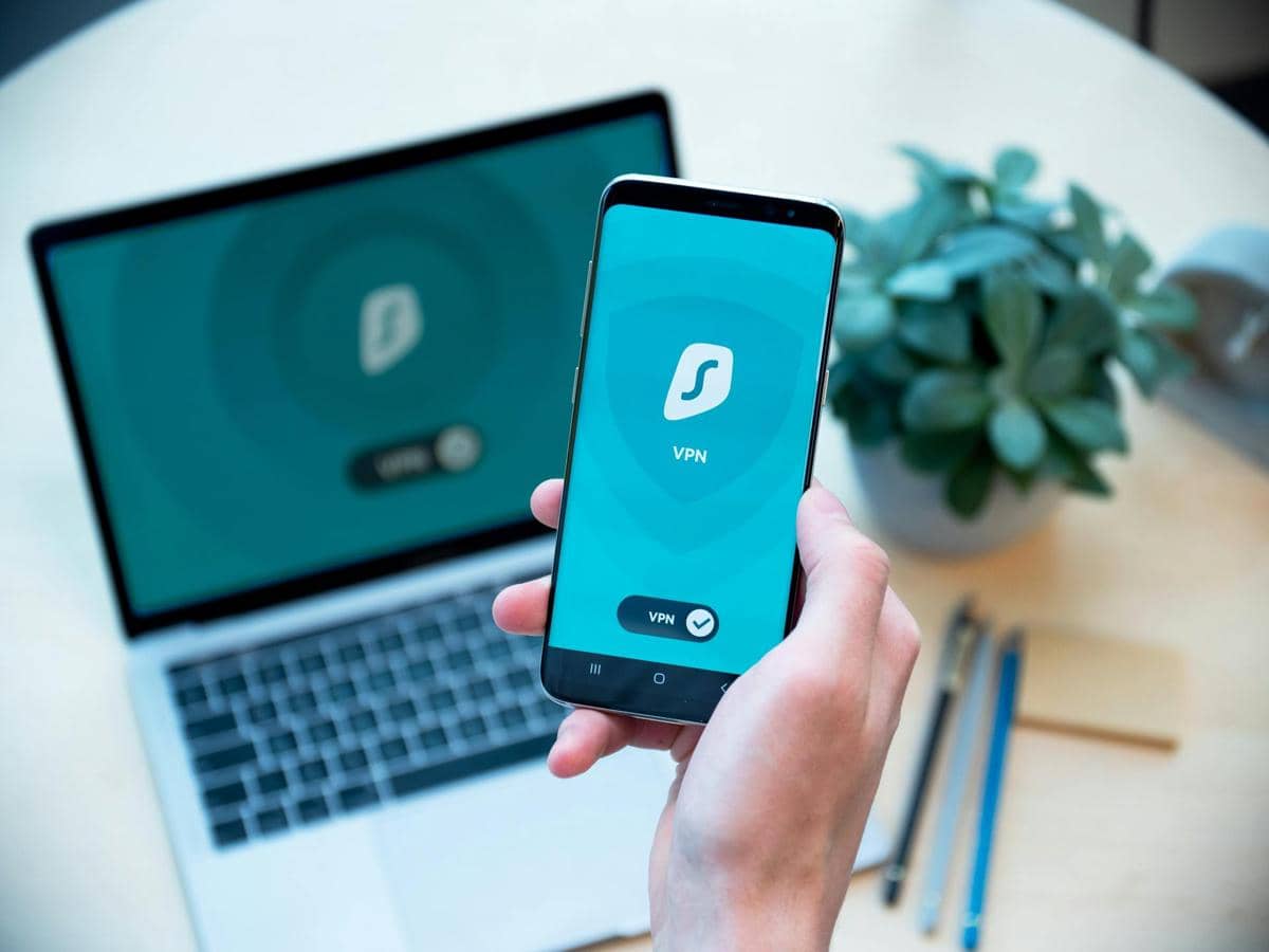 ilustrasi orang menggunakan aplikasi VPN