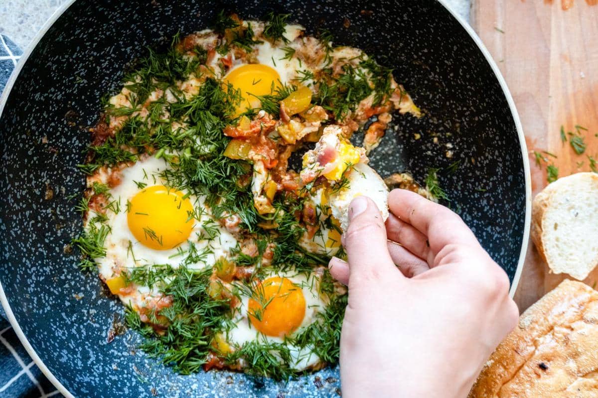 ilustrasi sajian telur cabe ijo iris