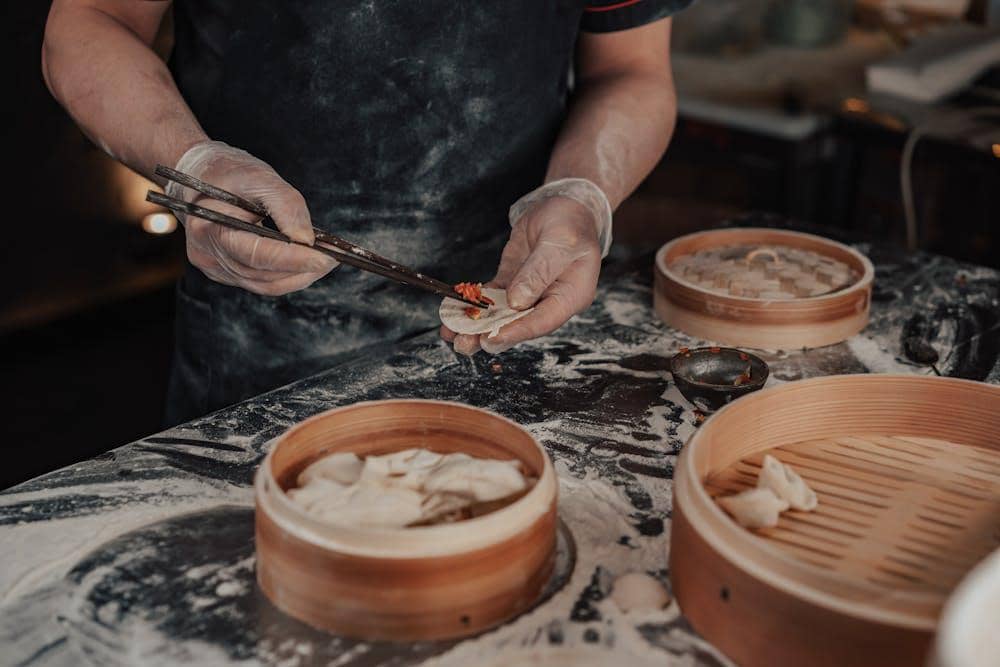 ilustrasi mengukus jajanan pasar