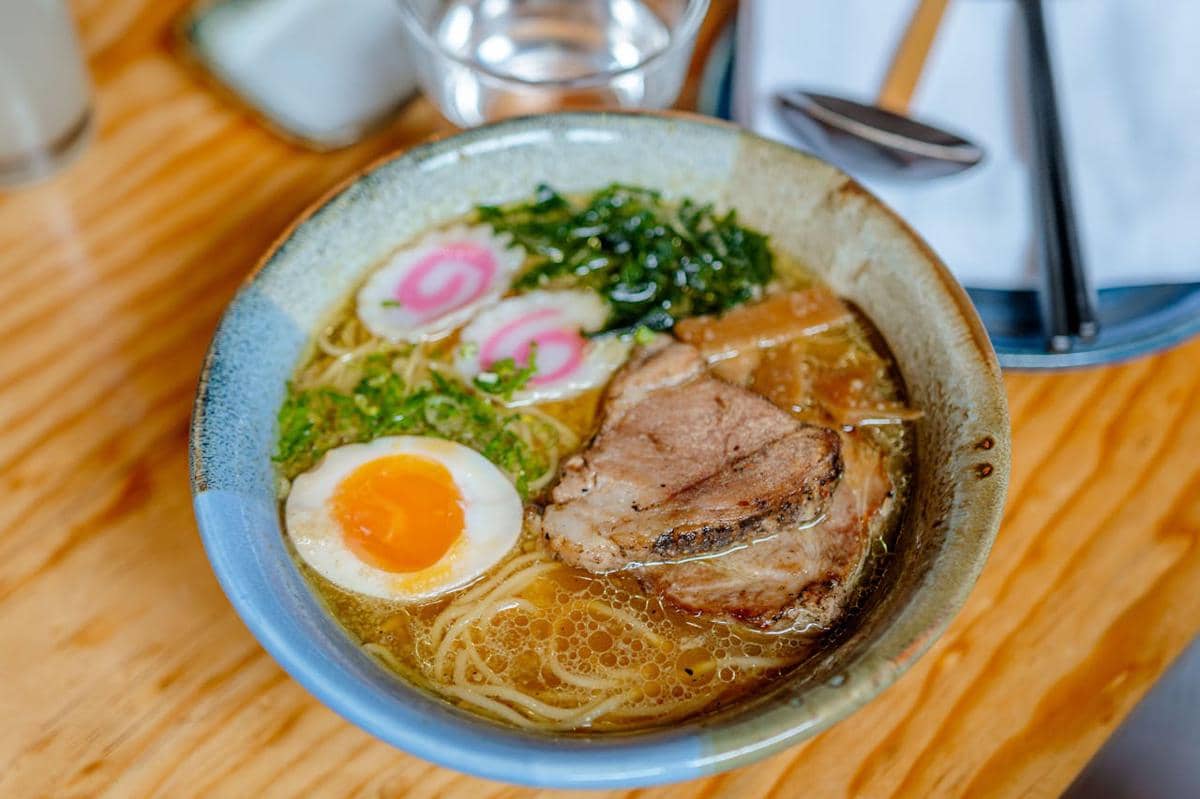 ilustrasi tonkotsu miso ramen