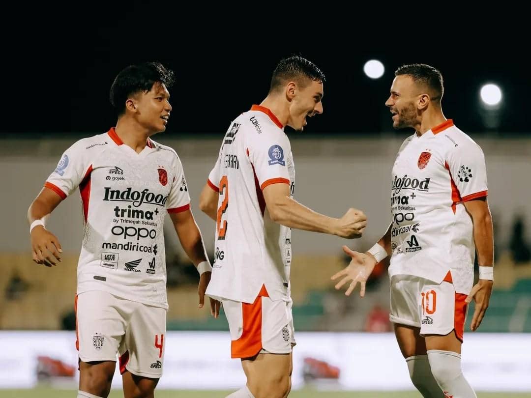 Mirza Mustafic (kanan) usai mencetak gol ke gawang PSM Makassar. 