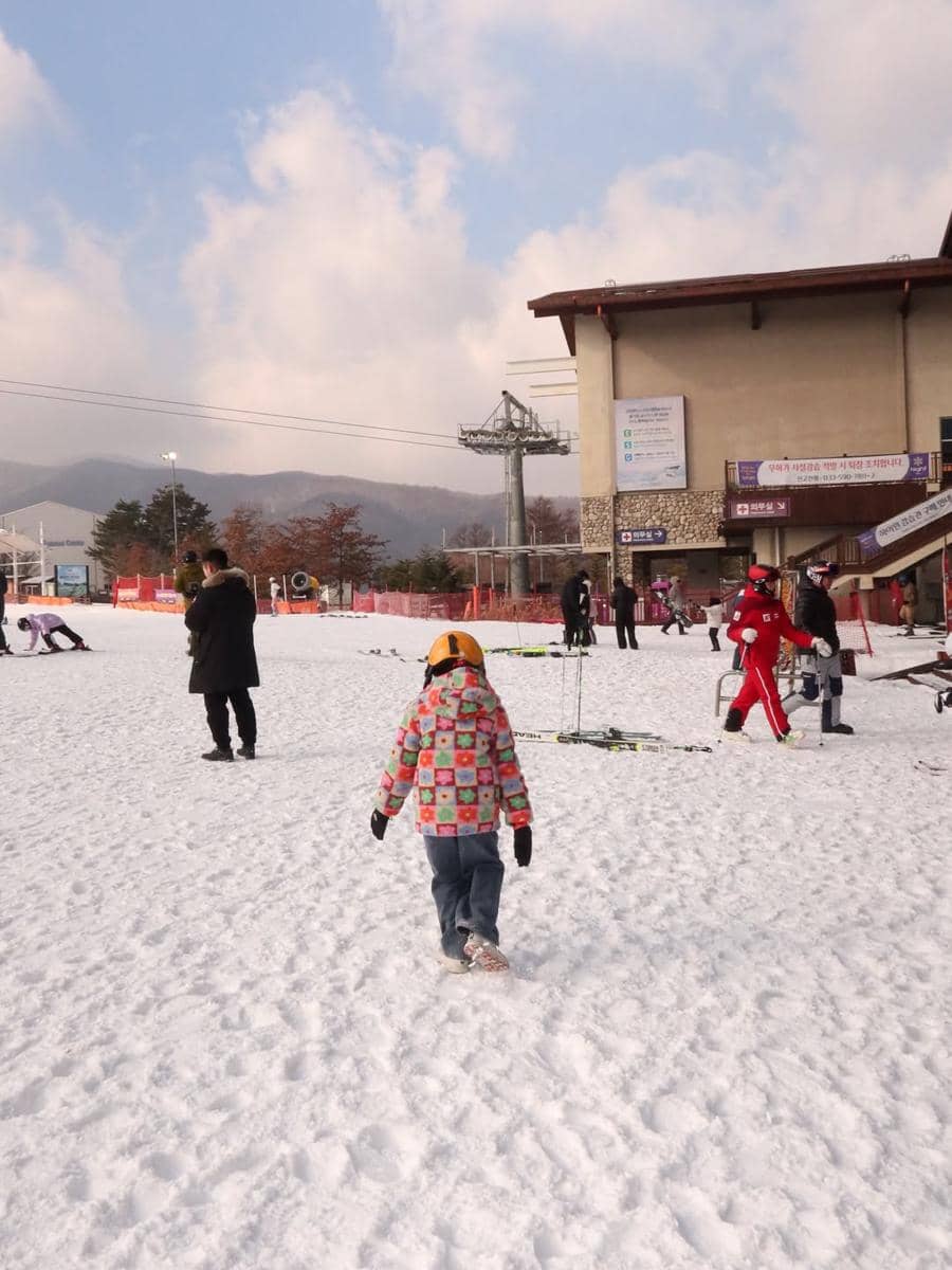 Tantri Namirah dan anak merasakan hujan salju di Korsel