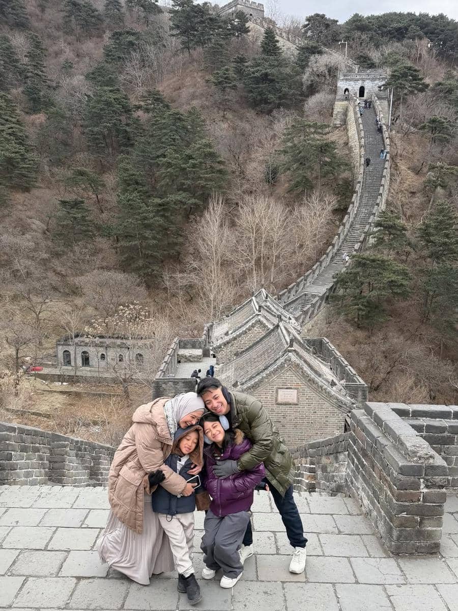 Keluarga Poppy Bunga jalan-jalan di Beijing