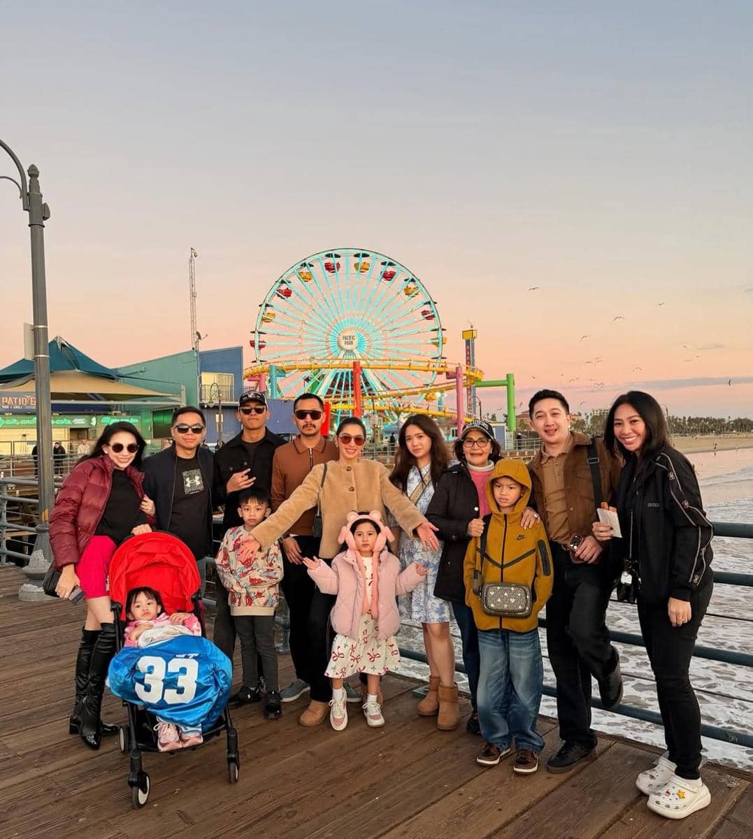 Angel Karamoy dan keluarga jalan-jalan di Santa Monica