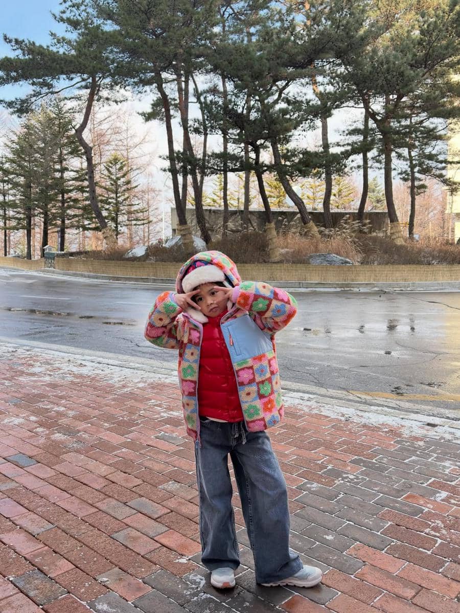 Tantri Namirah dan anak merasakan hujan salju di Korsel