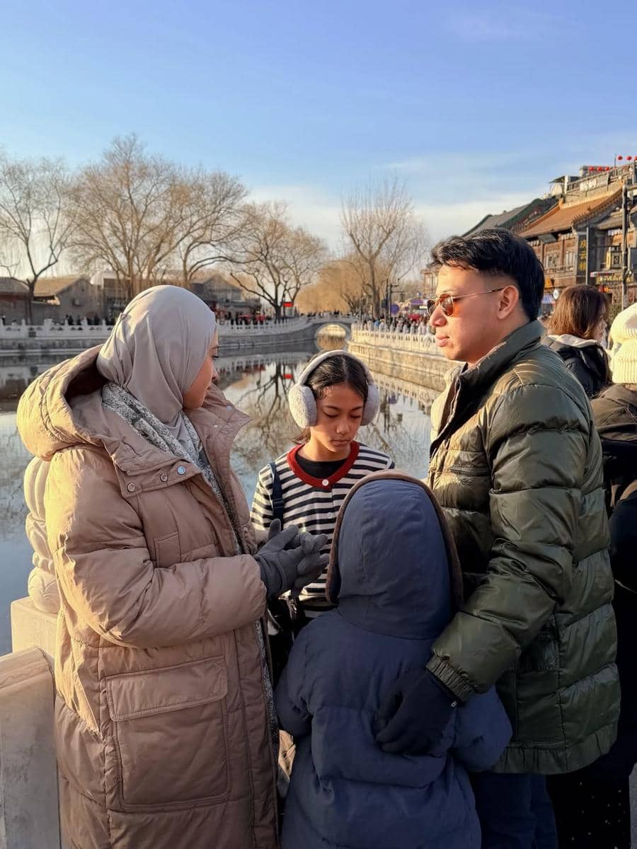 Keluarga Poppy Bunga jalan-jalan di Beijing