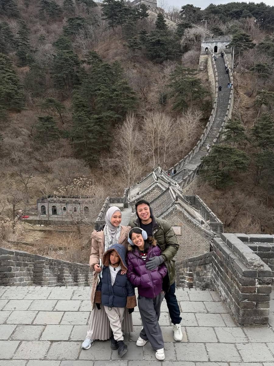 Keluarga Poppy Bunga jalan-jalan di Beijing