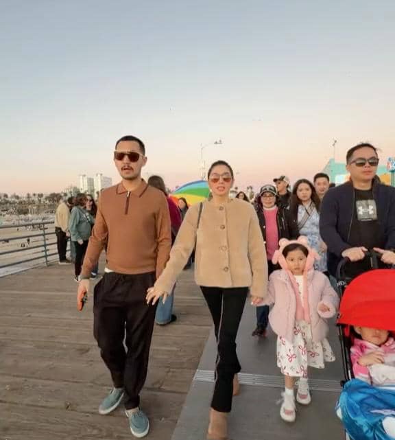 Angel Karamoy dan keluarga jalan-jalan di Santa Monica