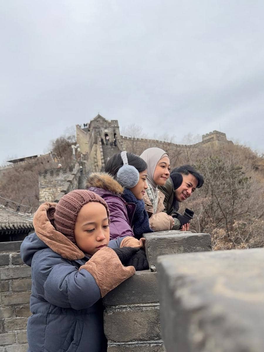 Keluarga Poppy Bunga jalan-jalan di Beijing