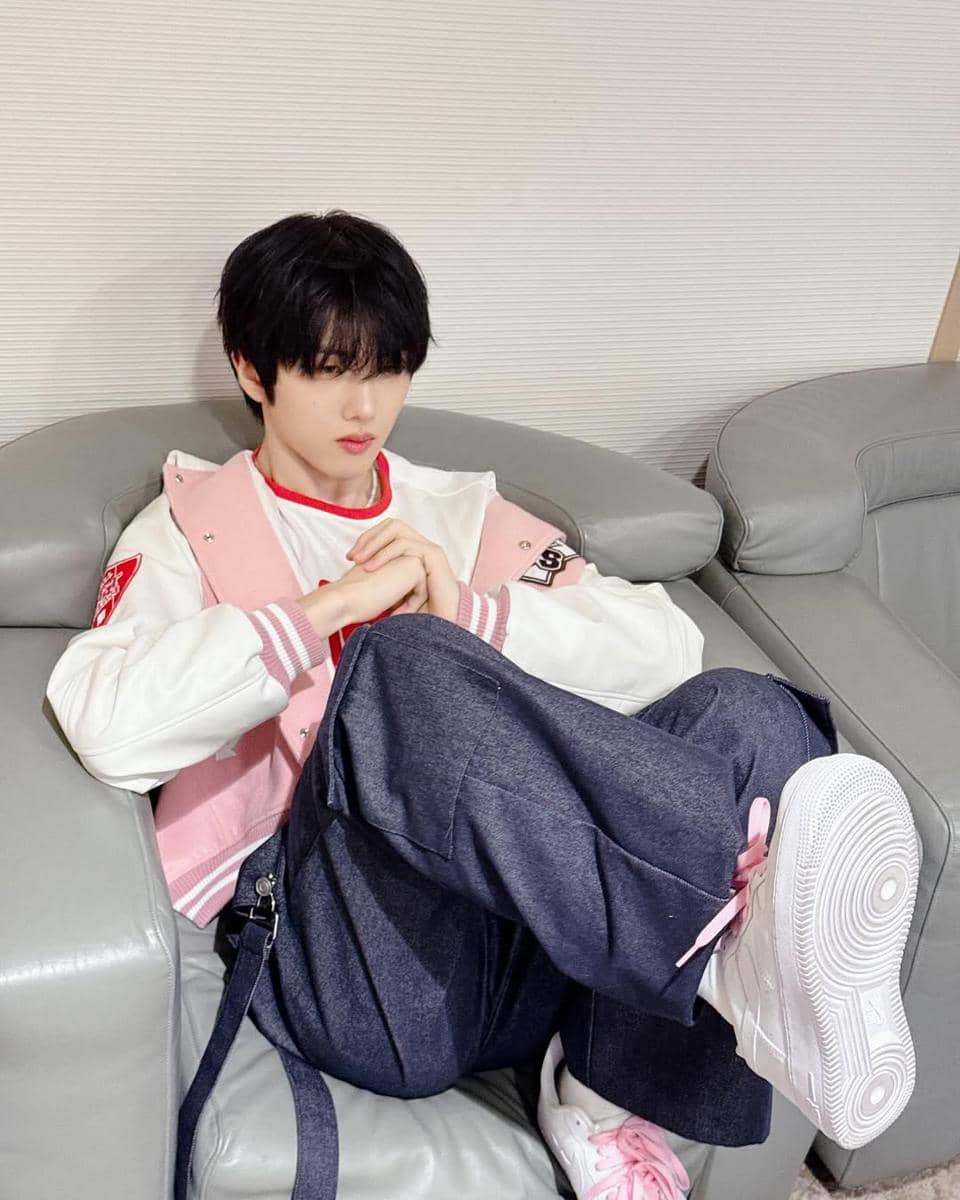 Jisung NCT mengenakan celana jeans