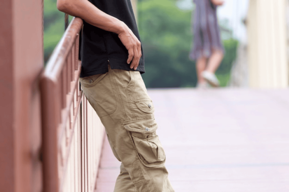 ilustrasi pria menggunakan cargo pants