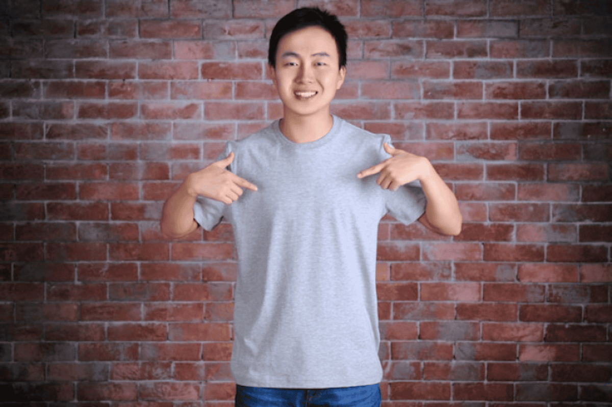 ilustrasi pria menggunakan kaos polos