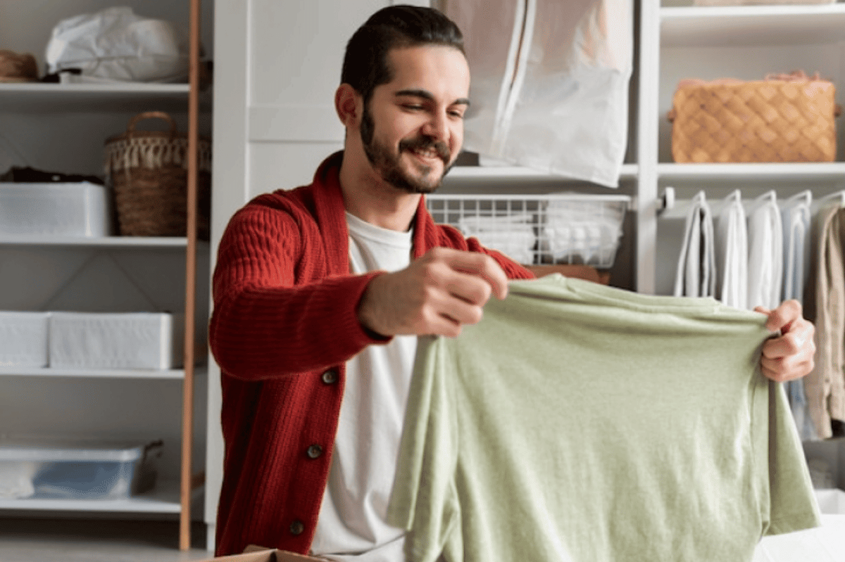ilustrasi pria merapikan lemari baju