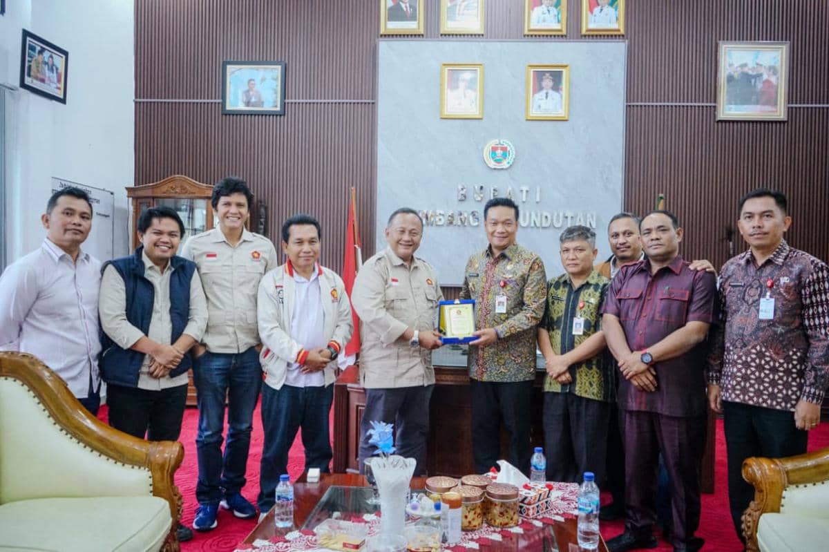 Ketua DPC Gerindra Hendri Tumbur memberikan plakat apresiaasi ke Bupati Humbahas Oloan terkait penangaanan bencana (dok.istimewa)