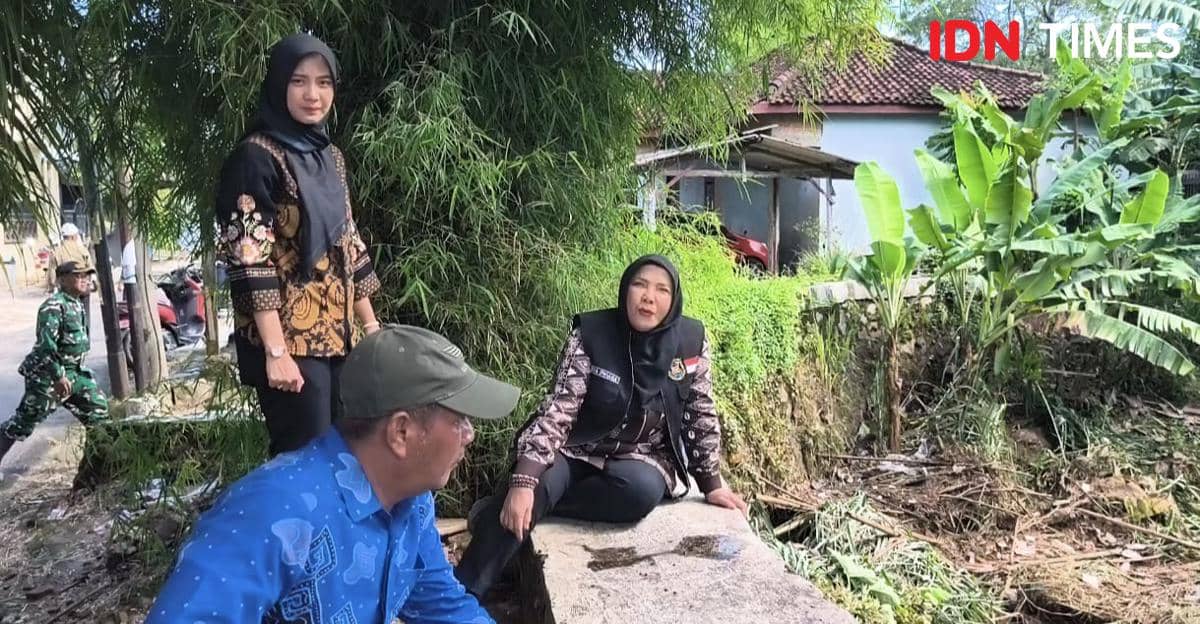 Wali Kota Bandar Lampung, Eva Dwiana saat meninjau lokasi yang terkena banjir.