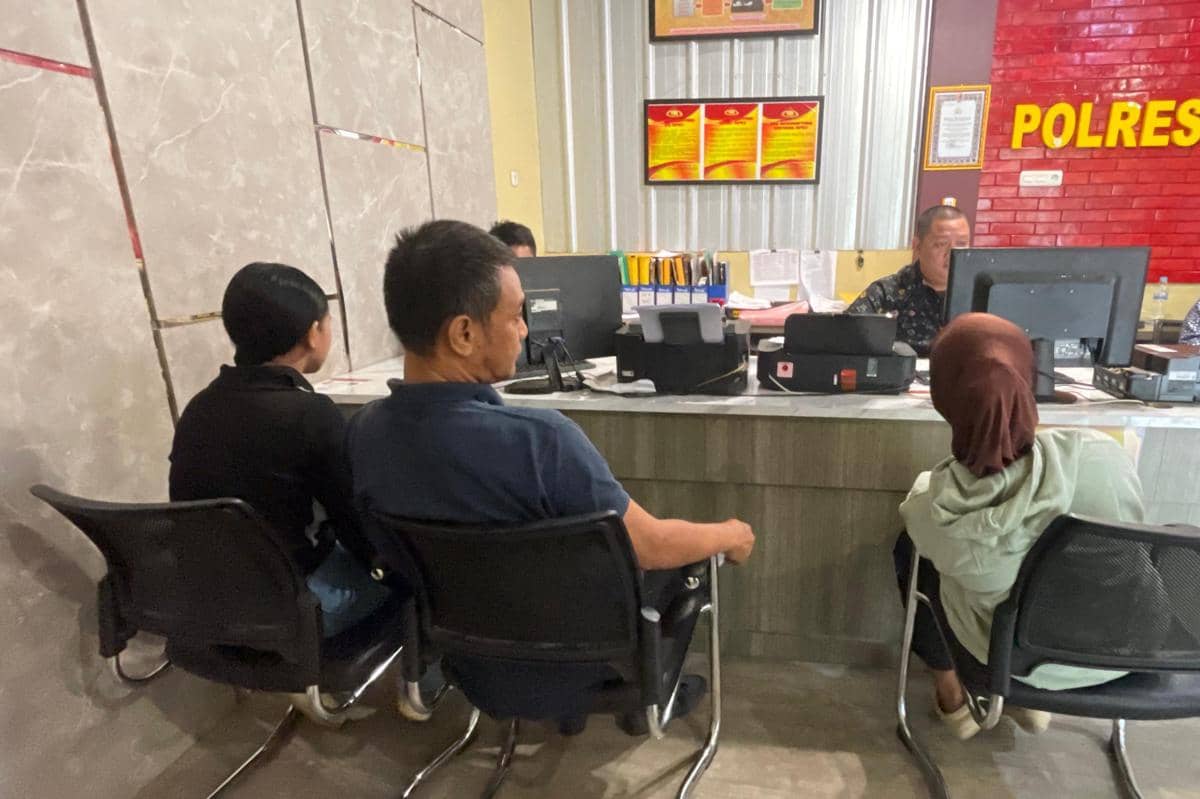 Warga Palembang saat melapor ke SPKT Polrestabes usai anak dan istrinya dihina tetangga (Dok: Polrestabes Palembang)