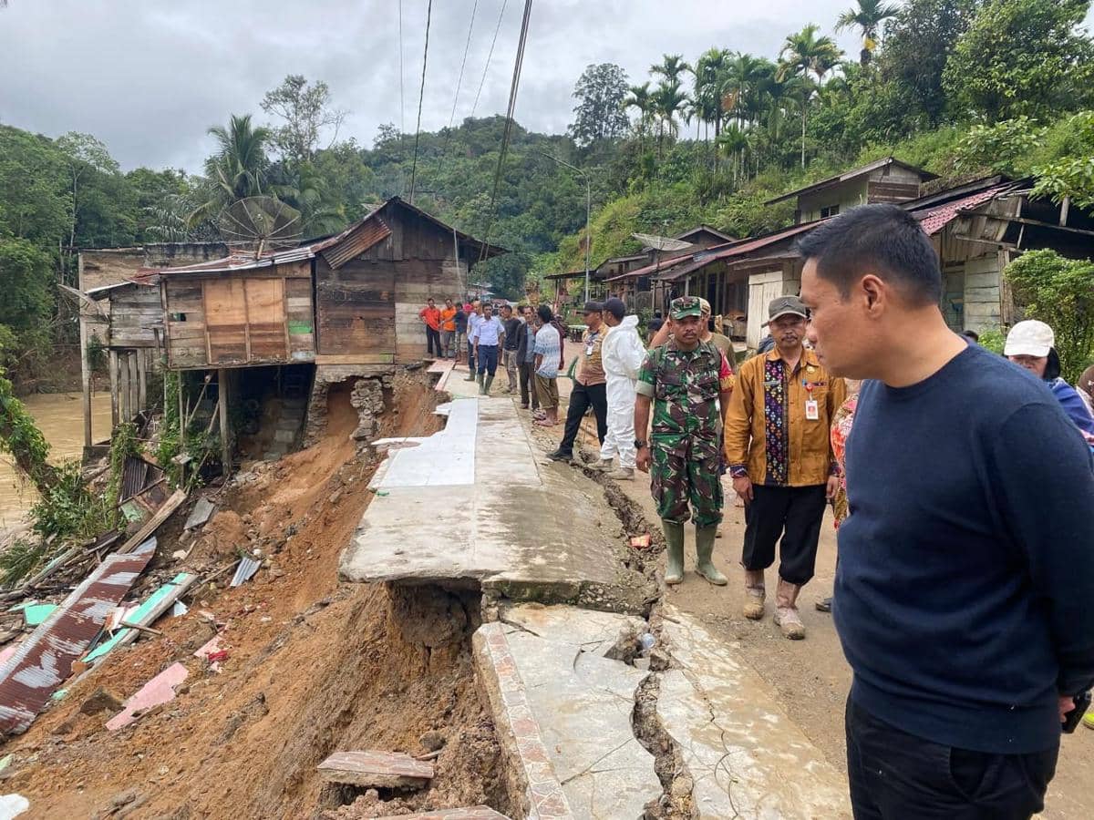 Bupati Humbahas Oloan saat meninjau penanganan bencana di Humbahas (dok.istimewa)