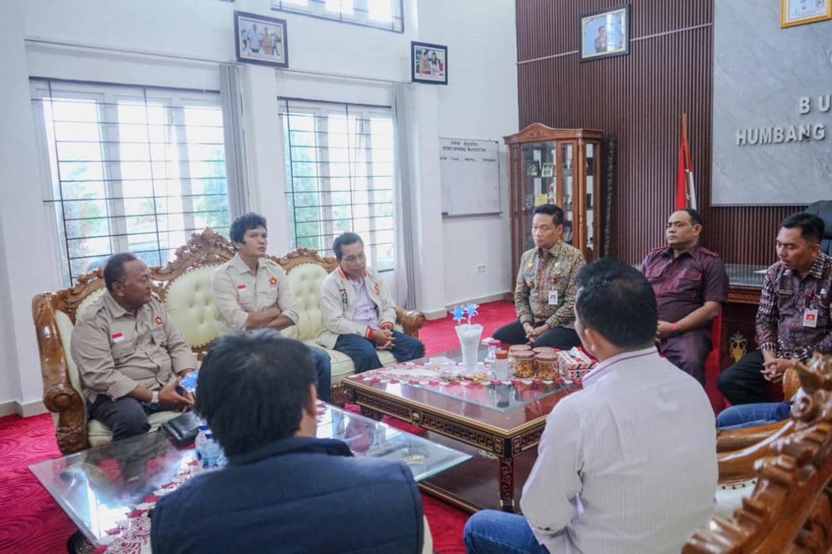 Bupati Humbahas Oloan saat menerima silaturahmi dari Ketua DPC Gerindra Humbahas Hendri (dok.istimewa)