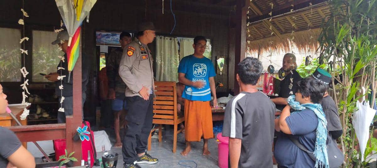 Polisi turun melakukan olah TKP.