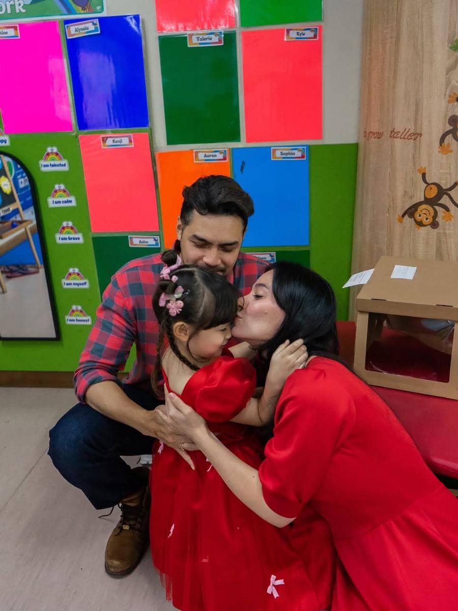 Potret Asmirandah dan Jonas Rivanno rayakan ultah Chloe di sekolah