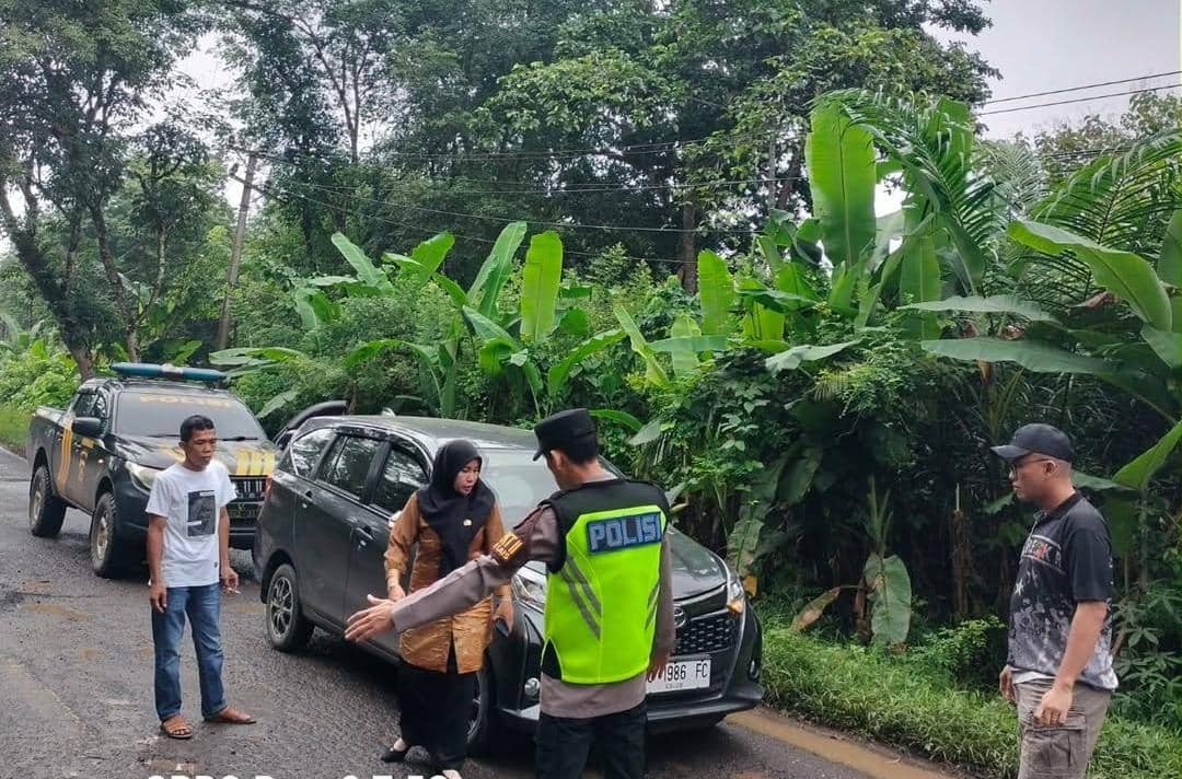 Polsek Lais bersama korban saat melakukan olah tempat kejadian perkara (TKP) kasus pencurian dengan kekerasan di Dusun VIII Desa Epil, Kecamatan Lais, pada Jumat, (9/1/2026). (Dok. Polsek Lais)