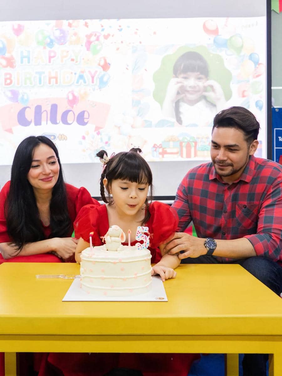 Potret Asmirandah dan Jonas Rivanno rayakan ultah Chloe di sekolah