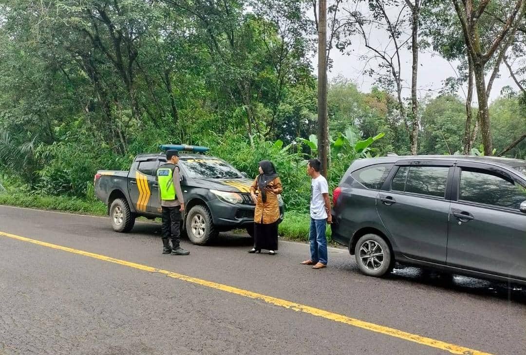 Polsek Lais bersama korban saat melakukan olah tempat kejadian perkara (TKP) kasus pencurian dengan kekerasan di Dusun VIII Desa Epil, Kecamatan Lais, pada Jumat, (9/1/2026). (Dok. Polsek Lais)