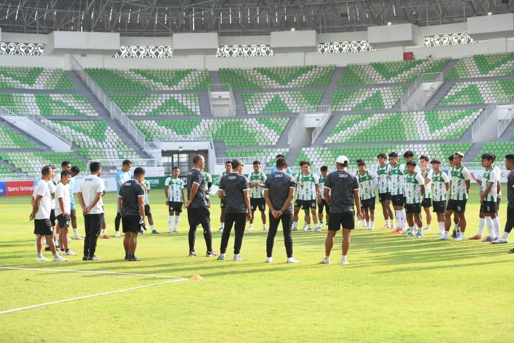 Pelatih baru PSMS Eko Purdjianto saat memimpin latihan (dok.PSMS)