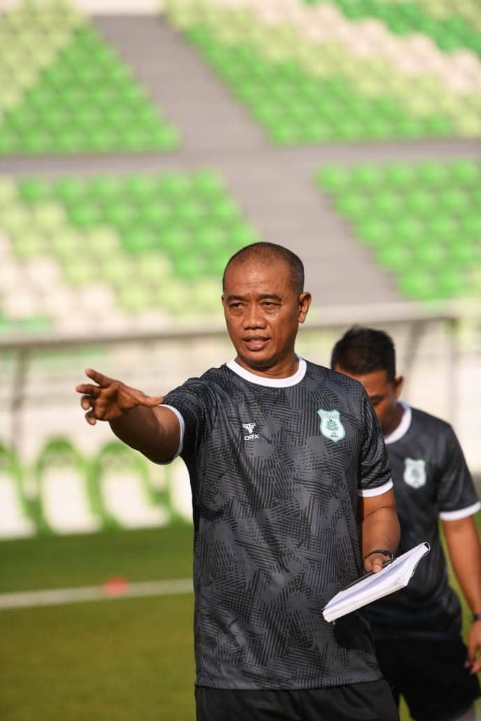 Pelatih baru PSMS Eko Purdjianto saat memimpin latihan (dok.PSMS)