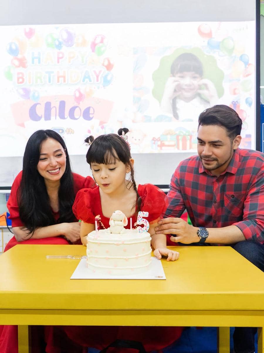 Potret Asmirandah dan Jonas Rivanno rayakan ultah Chloe di sekolah