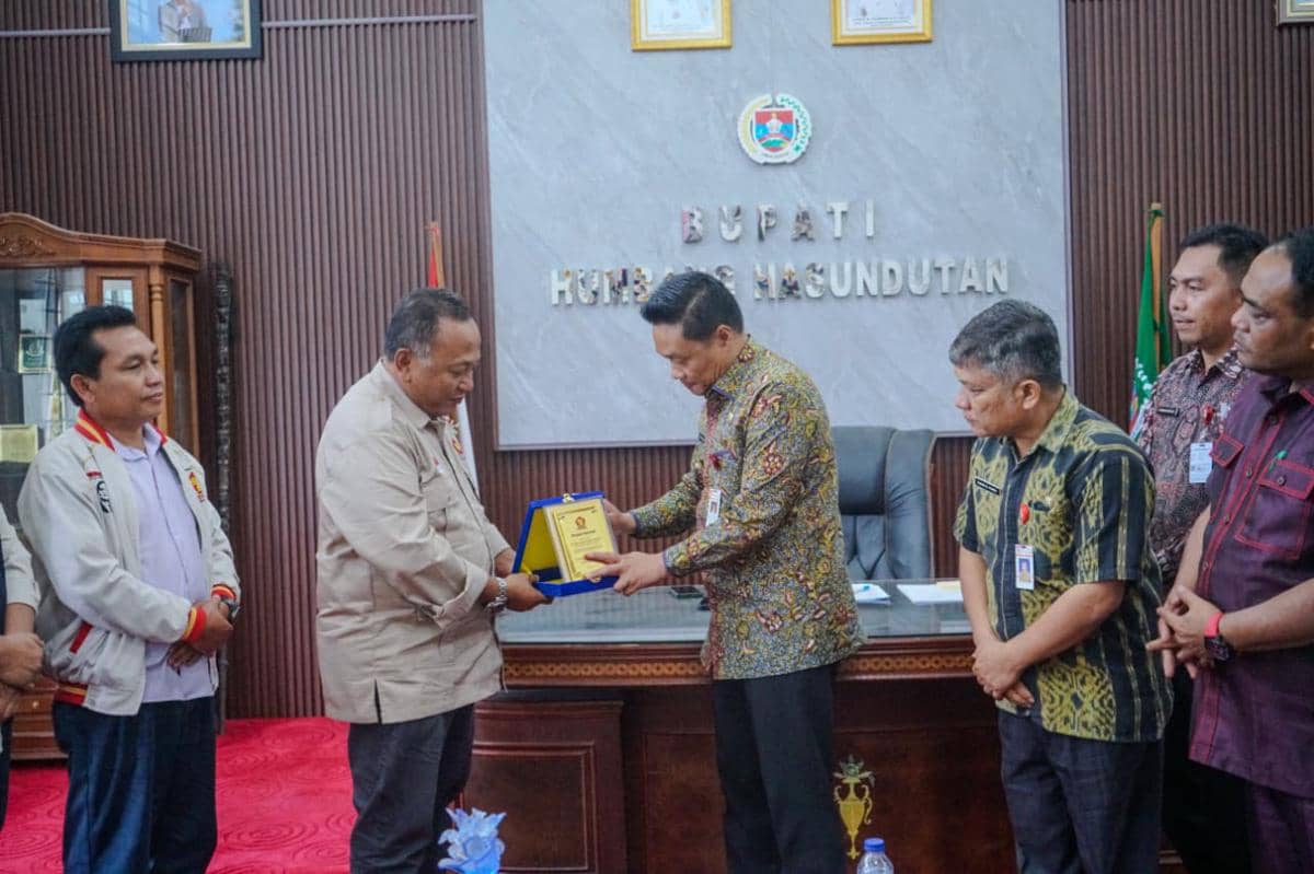 Ketua DPC Gerindra Hendri Tumbur memberikan plakat apresiaasi ke Bupati Humbahas Oloan terkait penangaanan bencana (dok.istimewa)