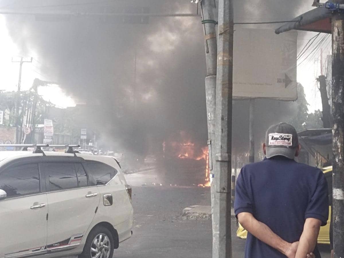Bus di Tambun Bekasi terbakar