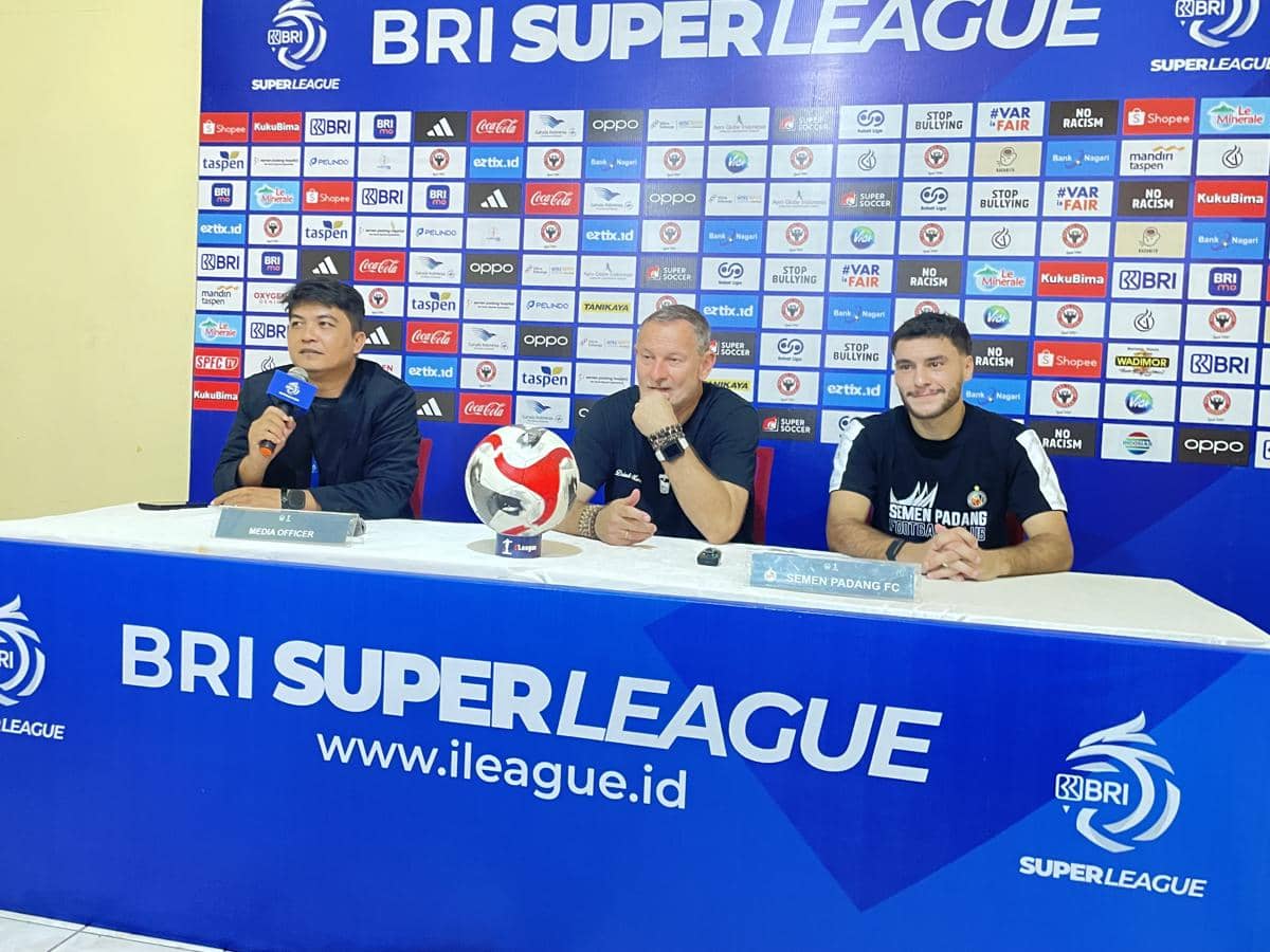 Pelatih Semen Padang FC, Tengah menyampaikan keadaan pemainnya dalam konferensi pers jelang pertandingan