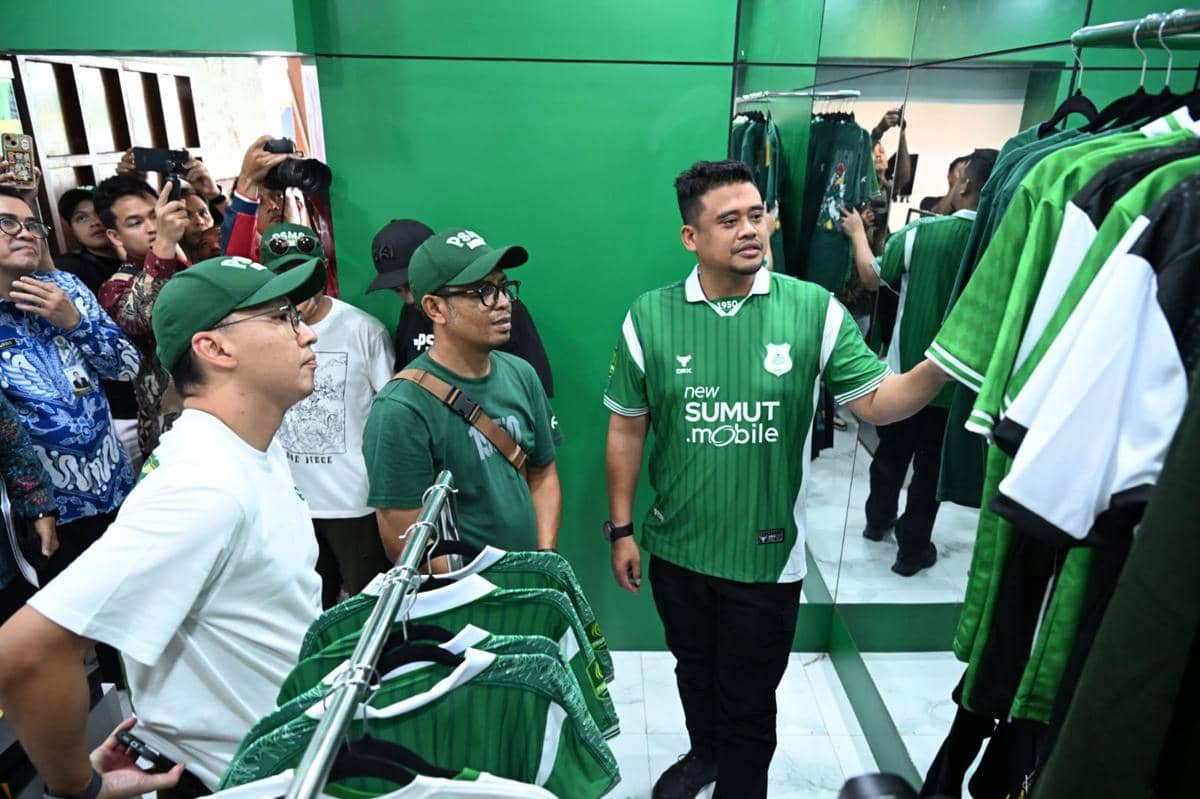 Gubernur Sumut Bobby Nasution saat meninjau store resmi PSMS (dok.Diskominfo Sumut)