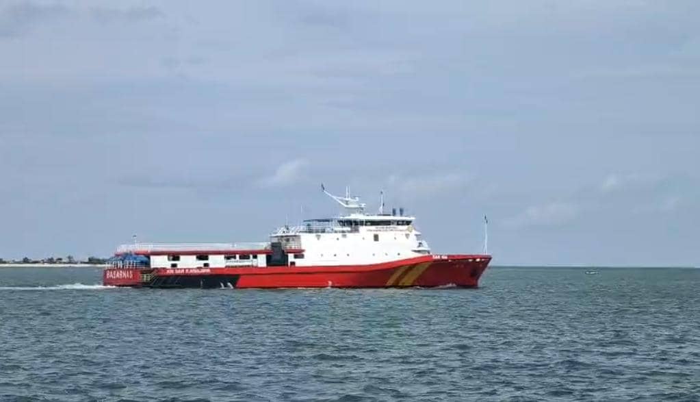 Basarnas Makassar mengerahkan KN SAR Kamajaya 104 beserta tim rescue dan peralatan pendukung untuk pencarian tiga nelayan hilang kontak di perairan Pangkep. (Dok. Basarnas Makassar)