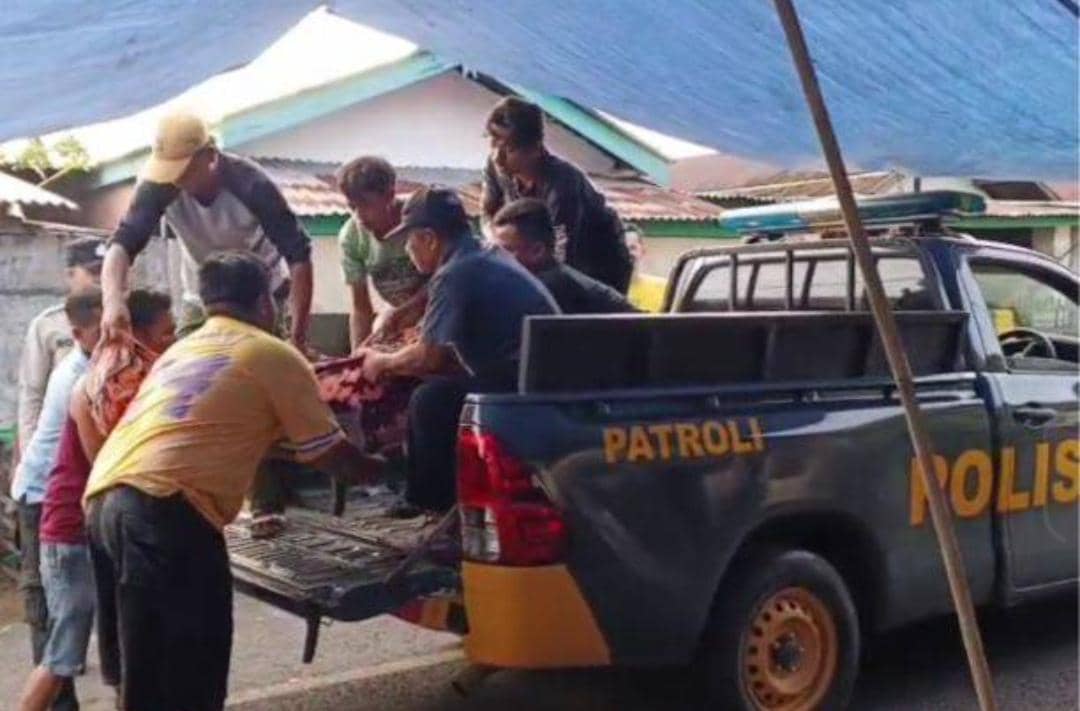 Polisi saat mengevakuasi jenazah korban bunuh diri di Empat Lawang. (Dok. Polsek Tebing Tinggi)