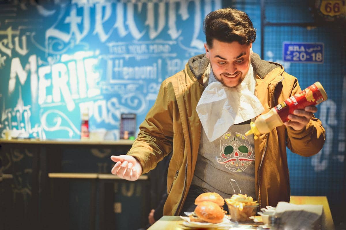 ilustrasi pria makan burger di sebuah restorant