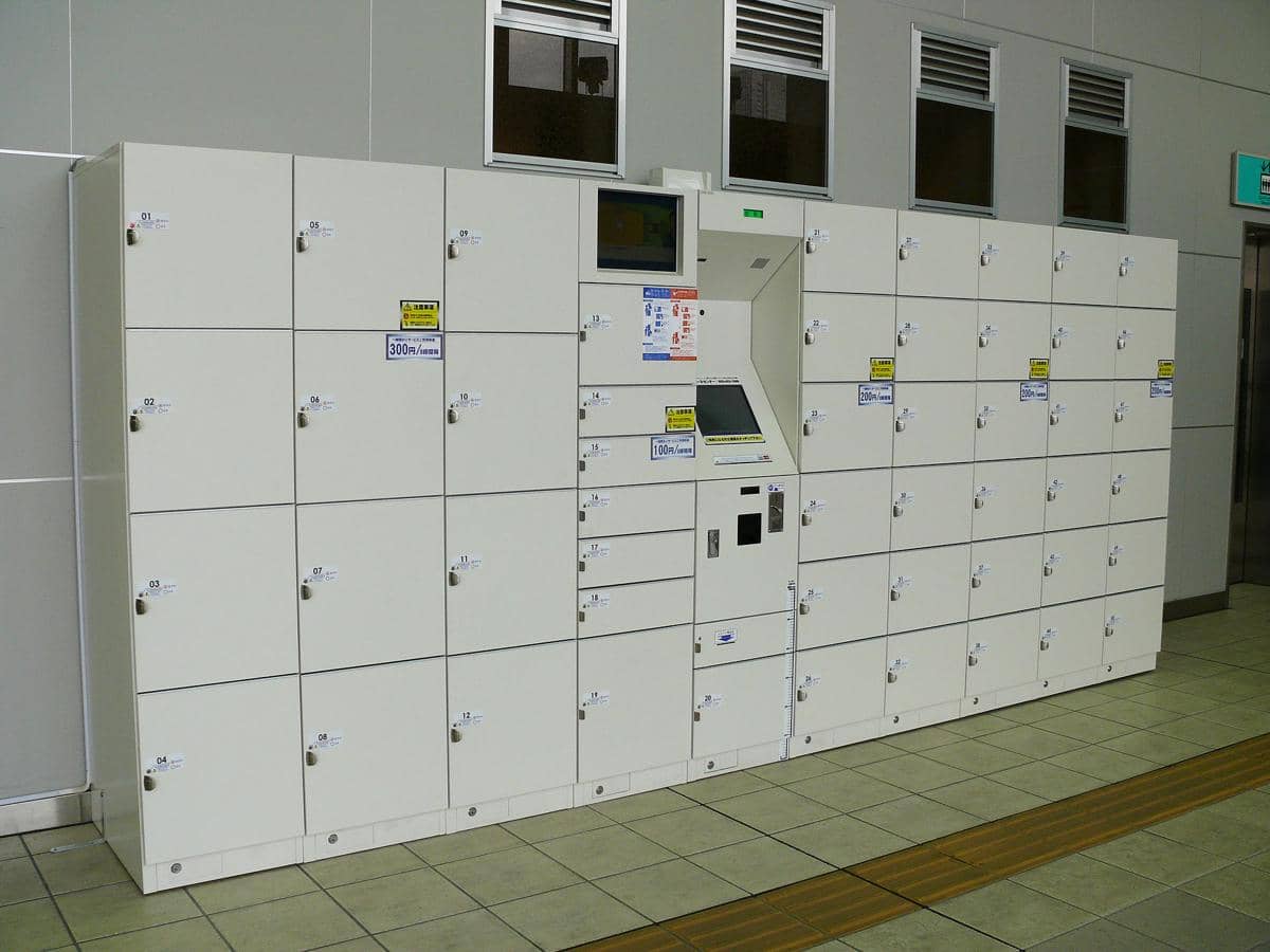 ilustrasi loker di stasiun Jepang 