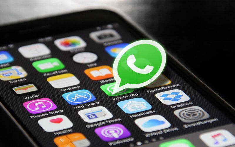 ilustrasi logo WhatsApp di smartphone