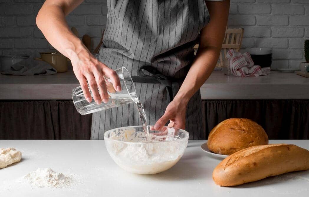 menuang air ke adonan (freepik.com/freepik)