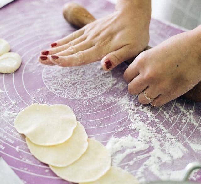 menggilas adonan kulit (pexels.com/Anna Tarazevich)