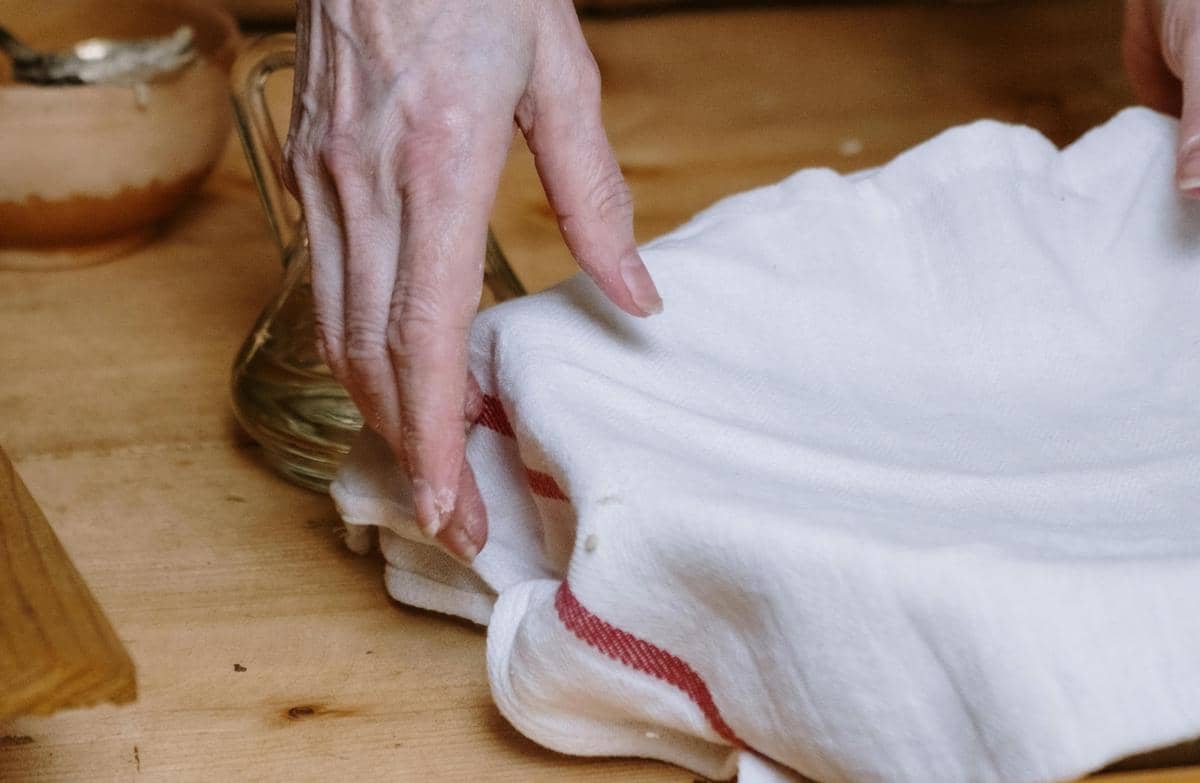 menutup adonan dengan kain (pexels.com/cottonbro studio)