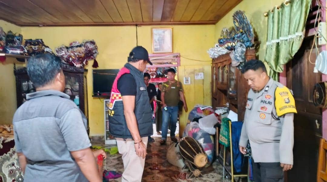 Polisi melakukan olah TKP penusukan lansia di Lubuk Linggau.