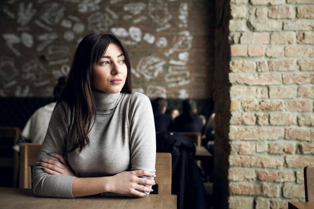 ilustrasi perempuan merenung