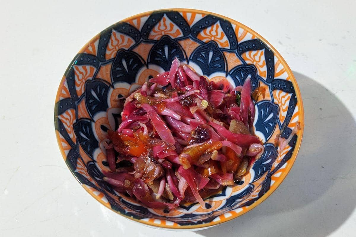 ilustrasi sambal bunga kecombrang dalam mangkuk kecil 