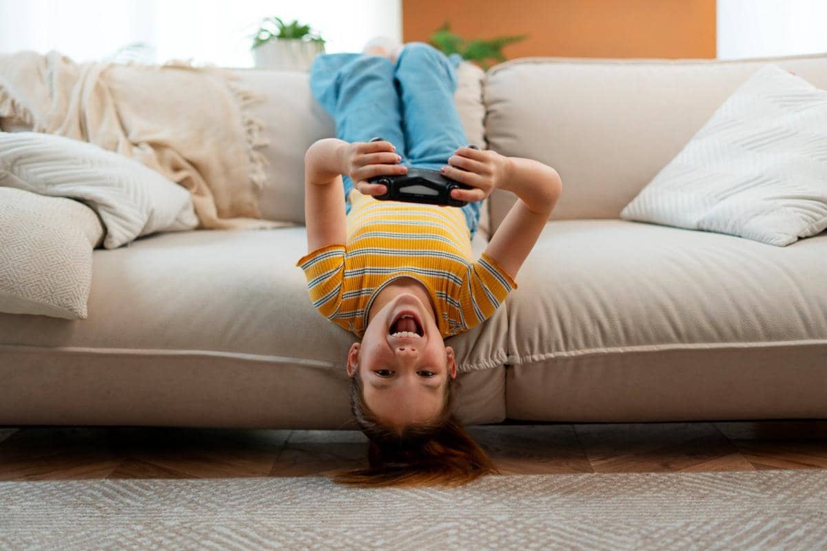 Ilustrasi anak bermain game