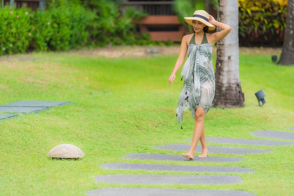 ilustrasi perempuan berjalan kaki