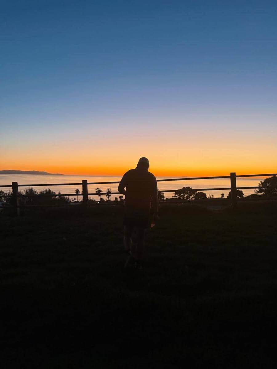 Maudy Ayunda hiking bareng suami.